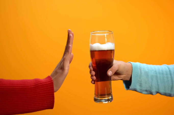 تحقیقات علمی نشان می‌دهند که حتی چند روز تا چند هفته پس از قطع مصرف الکل، بدن و ذهن انسان شروع به بهبود می‌کنند. در این راهنما، به تبعات مثبت ترک الکل در بازه‌های زمانی مختلف نگاهی دقیق خواهیم داشت. ⏱️ نخستین ساعات تا ۳ روز بهبود شناختی سریع: حتی با قطع مصرف برای چند ساعت، توانایی تصمیم‌گیری و تعادل ...