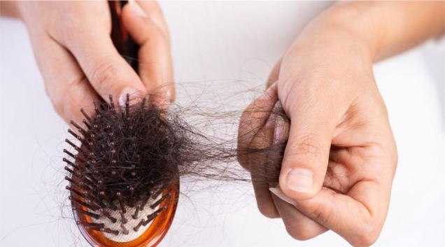 کمبود ویتامین E ممکن است برای سلامتی بدن انسان تأثیرات مخرب داشته باشد. ویتامین E یک آنتی‌اکسیدان قوی است که نقش مهمی در حفاظت از سلول‌ها در برابر آسیب‌های اکسیداتیو ایفا می‌کند. در صورت کمبود ویتامین E، ممکن است عوارض زیر رخ دهد: 1. آسیب به سلول‌های بدن: ویتامین E به عنوان یک آنتی‌اکسیدان به سلول‌ه ...