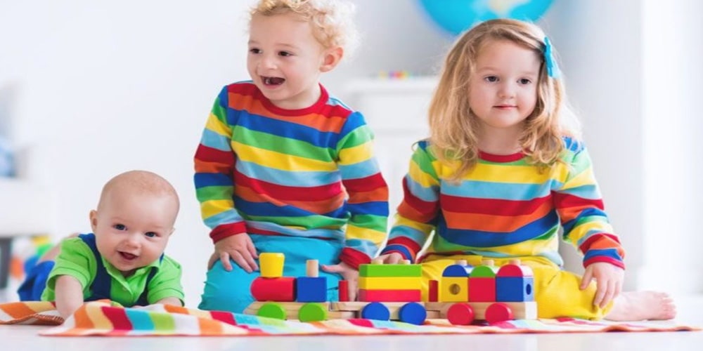 تربیت کودکان یک مسئولیت مهم و چالش‌برانگیز برای والدین و مراقبین است. در ادامه، تعدادی اصول و نکات کلی در مورد تربیت درست کودکان آورده شده است:   1. ارتقاء محبت و ارتباط: برقراری ارتباط صمیمی و پایدار با کودکان بسیار مهم است. آنها را به طور فیزیکی و عاطفی نزدیک خود داشته باشید.   2. انعطاف‌پذیری: تو ...